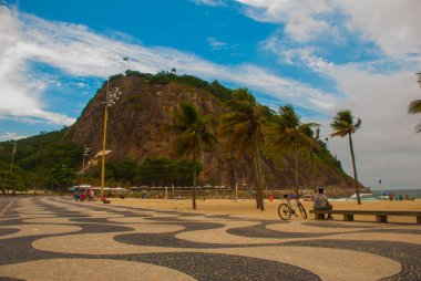 Rio de Janeiro, Lama plaj, Brezilya: dağ ve plaj ile güzel manzara. Dağda Brezilya bayrağı.