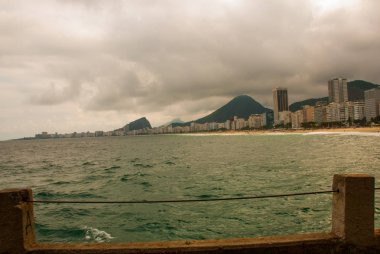 Rio de Janeiro, Copacabana plajı, Brezilya: Deniz ve plaj manzaralı güzel manzara. Rio de Janeiro'nun en ünlü plajı.