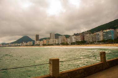 Rio de Janeiro, Copacabana plajı, Brezilya: Deniz ve plaj manzaralı güzel manzara. Rio de Janeiro'nun en ünlü plajı.