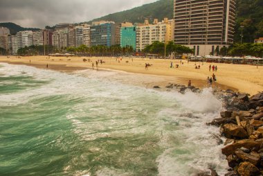 Rio de Janeiro, Copacabana, Lama plajı, Brezilya: Deniz ve plaj manzaralı güzel manzara. Rio de Janeiro'nun en ünlü plajı.