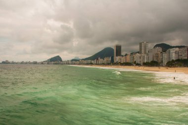 Rio de Janeiro, Copacabana plajı, Brezilya: Deniz ve plaj manzaralı güzel manzara. Rio de Janeiro'nun en ünlü plajı.