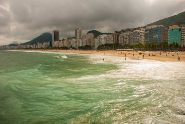 Rio de Janeiro, Copacabana, Lama plajı, Brezilya: Deniz ve plaj manzaralı güzel manzara. Rio de Janeiro'nun en ünlü plajı.