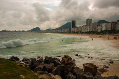 Rio de Janeiro, Copacabana, Lama plajı, Brezilya: Deniz ve plaj manzaralı güzel manzara. Rio de Janeiro'nun en ünlü plajı.
