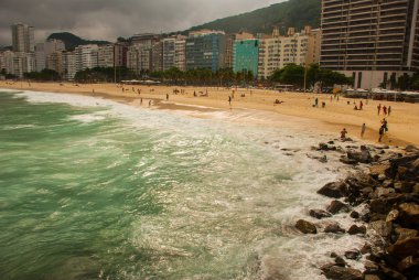 Rio de Janeiro, Copacabana, Lama plajı, Brezilya: Deniz ve plaj manzaralı güzel manzara. Rio de Janeiro'nun en ünlü plajı.