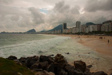 Rio de Janeiro, Copacabana plajı, Brezilya: Deniz ve plaj manzaralı güzel manzara. Rio de Janeiro'nun en ünlü plajı.