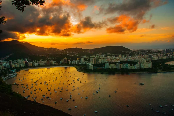 Rio de Janeiro, Brazília: gyönyörű táj naplementekor a tetején a tenger és a szigetek — Stock Fotó