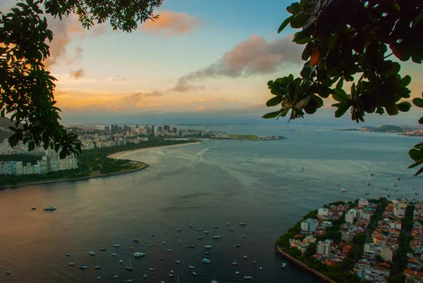 Rio de Janeiro, Brazylia: piękne krajobrazy o zachodzie słońca na szczycie morza i Wysp — Zdjęcie stockowe