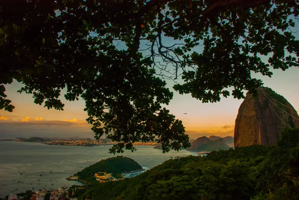 Rio de Janeiro, Brazília: tájkép panorámával a városra, Mount Corcovado mint látható a Sugarloaf — Stock Fotó