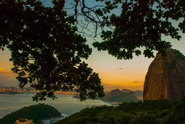 Rio de Janeiro, Brazília: tájkép panorámával a városra, Mount Corcovado mint látható a Sugarloaf — Stock Fotó