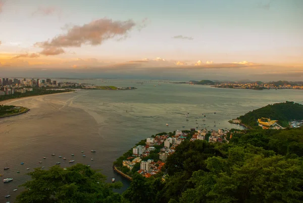 Rio de Janeiro, Brazylia: piękne krajobrazy o zachodzie słońca na szczycie morza i Wysp — Zdjęcie stockowe
