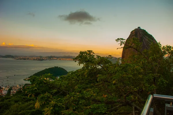 Rio de Janeiro, Brazília: tájkép panorámával a városra, Mount Corcovado mint látható a Sugarloaf — Stock Fotó