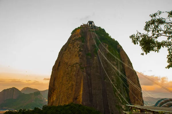 Rio de Janeiro, Brasilien: linbana och Sugar Loaf Mountain i Rio de Janeiro — Stockfoto