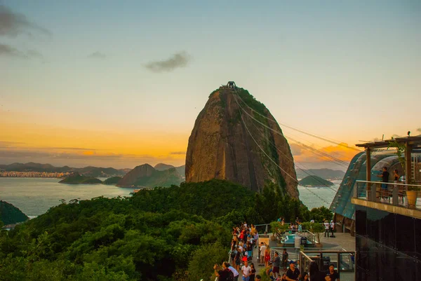Rio de Janeiro, Brasil: teleférico e montanha do Pão de Açúcar no Rio de Janeiro — Fotografia de Stock