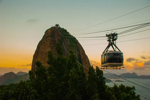 Rio de Janeiro, Brasil: teleférico e montanha do Pão de Açúcar no Rio de Janeiro — Fotografia de Stock