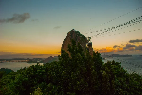 Rio de Janeiro, Brasil: teleférico e montanha do Pão de Açúcar no Rio de Janeiro — Fotografia de Stock