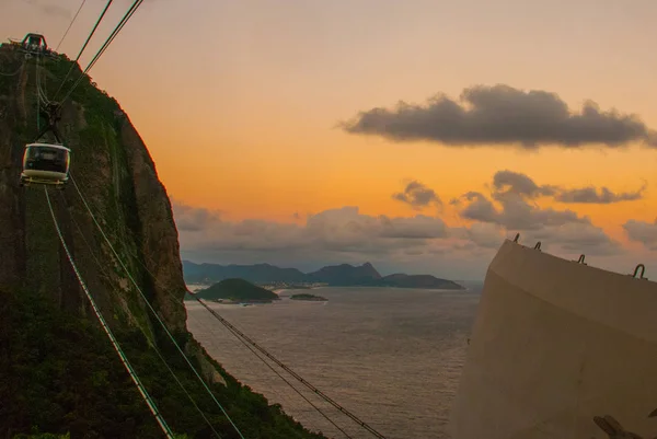 Rio de Janeiro, Brasil: teleférico e montanha do Pão de Açúcar no Rio de Janeiro — Fotografia de Stock