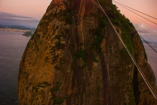 Rio de Janeiro, Brasilien: landskap med panoramautsikt över staden, berget Corcovado sett från Sockertoppen — Stockfoto