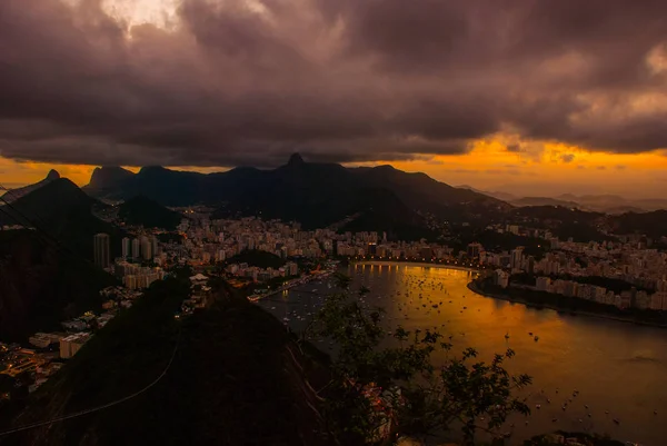 Rio de Janeiro, Brazília: gyönyörű táj naplementekor a tetején a tenger és a szigetek — Stock Fotó