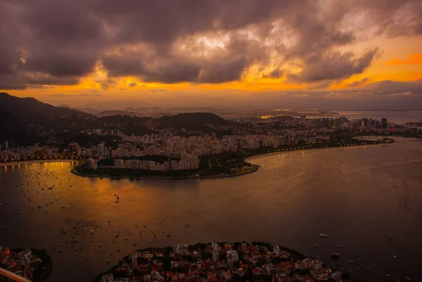 Rio de Janeiro, Brazília: gyönyörű táj naplementekor a tetején a tenger és a szigetek — Stock Fotó