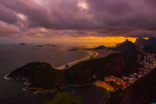 Éjszakai kilátás Copacabana strand, Urca és Botafogo a Sugar Loaf Rio de Janeiro — Stock Fotó