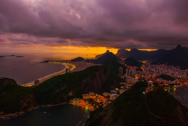 Éjszakai kilátás Copacabana strand, Urca és Botafogo a Sugar Loaf Rio de Janeiro — Stock Fotó
