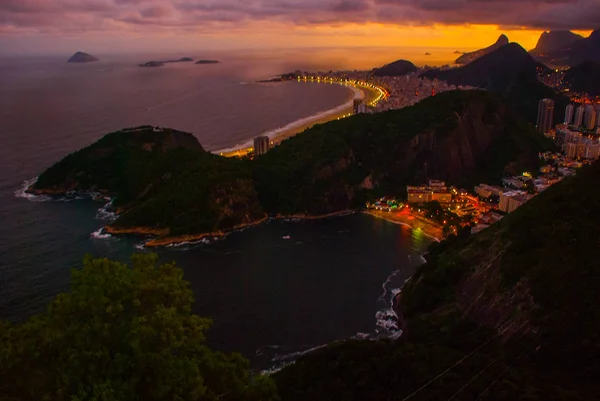 Vista nocturna de la playa de Copacabana, Urca y Botafogo desde Pan de Azúcar en Río de Janeiro — Foto de Stock