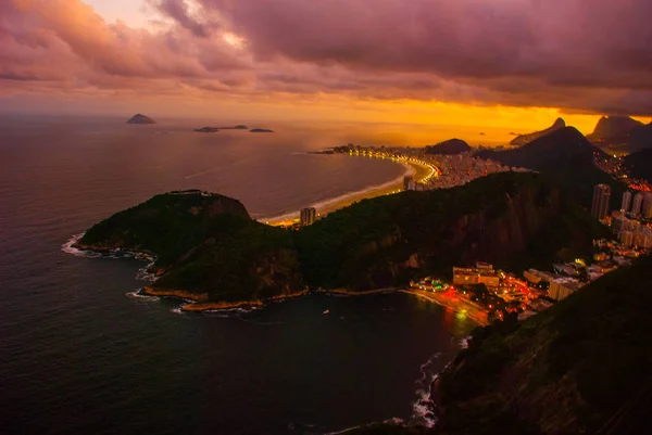 Éjszakai kilátás Copacabana strand, Urca és Botafogo a Sugar Loaf Rio de Janeiro — Stock Fotó