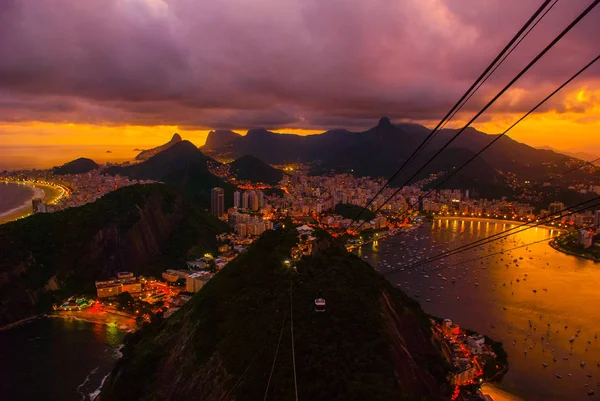 Rio de Janeiro, Brasil: Bela paisagem ao pôr-do-sol no topo do mar e ilhas — Fotografia de Stock