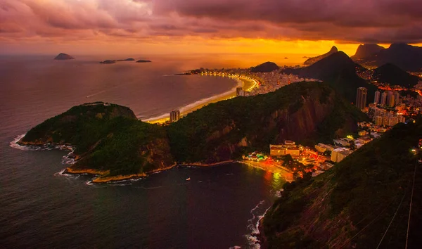 Éjszakai kilátás Copacabana strand, Urca és Botafogo a Sugar Loaf Rio de Janeiro — Stock Fotó