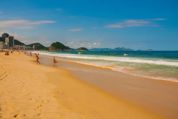 Río de Janeiro, playa de Copacabana, Brasil: Hermoso paisaje con vistas al mar y a la playa. La playa más famosa de Río de Janeiro . — Foto de Stock