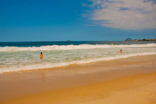 Río de Janeiro, playa de Copacabana, Brasil: Hermoso paisaje con vistas al mar y a la playa. La playa más famosa de Río de Janeiro . — Foto de Stock