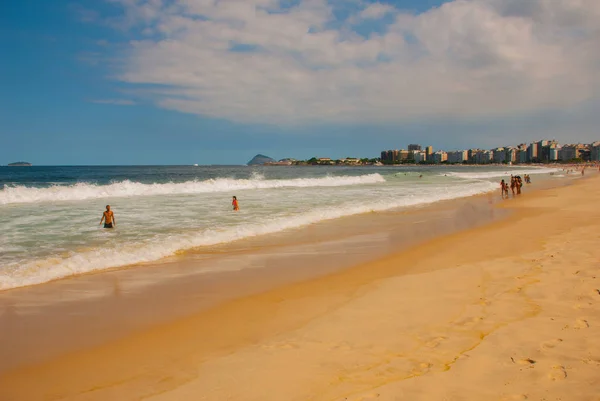 Rio de Janeiro, praia de Copacabana, Brasil: Bela paisagem com vista para o mar e a praia. A praia mais famosa do Rio de Janeiro . — Fotografia de Stock