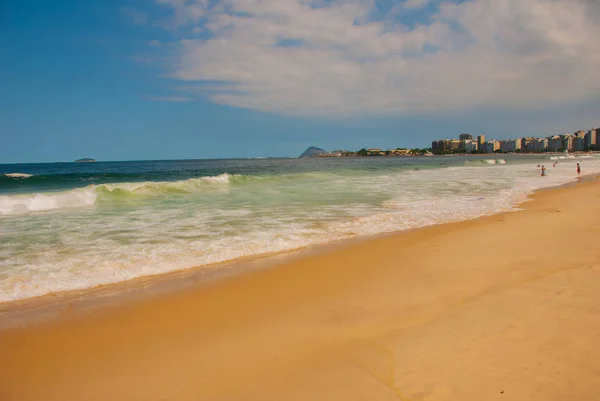 Río de Janeiro, playa de Copacabana, Brasil: Hermoso paisaje con vistas al mar y a la playa. La playa más famosa de Río de Janeiro . — Foto de Stock