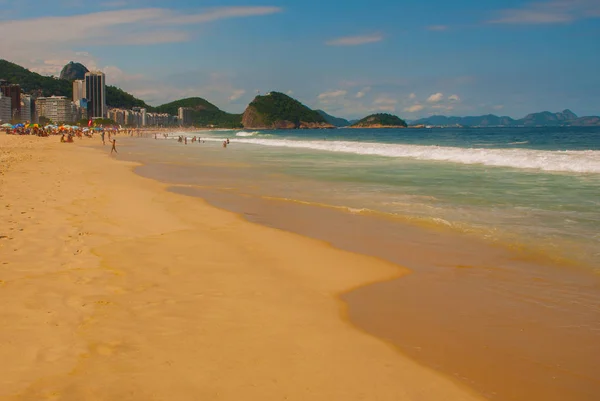 Rio de Janeiro, praia de Copacabana, Brasil: Bela paisagem com vista para o mar e a praia. A praia mais famosa do Rio de Janeiro . — Fotografia de Stock