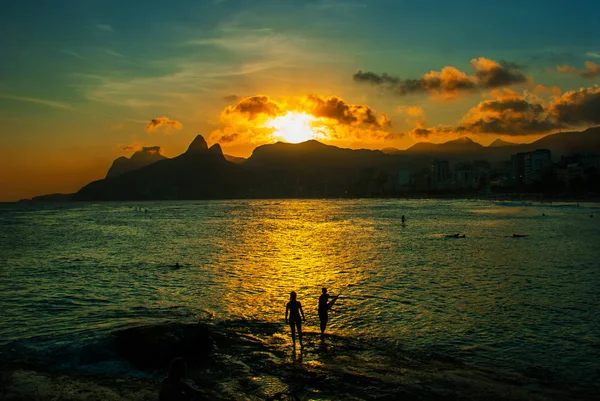 Rio de Janeiro, Brazília: Ipanema Beach. Tengerre és strandra néző gyönyörű táj naplementekor. — Stock Fotó