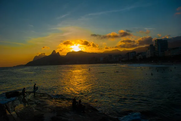 Ріо-де-Жанейро, Бразилія: пляж Іпанема. Гарний краєвид з морем і пляжем на заході сонця. — стокове фото