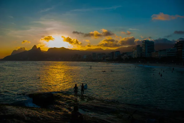 Rio de Janeiro, Brazília: Ipanema Beach. Tengerre és strandra néző gyönyörű táj naplementekor. — Stock Fotó
