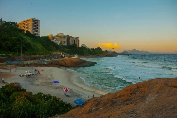 Strand táj-Ipanema strandtól kilátás Arpoador rock-Rio de Janeiro, Brazília. Brazília zászlaja. — Stock Fotó