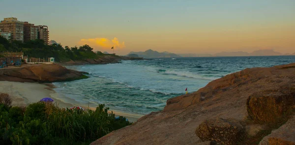 Strand táj-Ipanema strandtól kilátás Arpoador rock-Rio de Janeiro, Brazília. Brazília zászlaja. — Stock Fotó