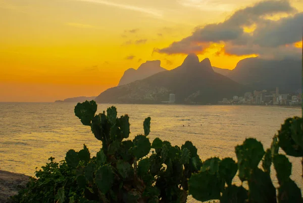 Rio de Janeiro, Brazília: Ipanema Beach. Tengerre és strandra néző gyönyörű táj naplementekor. — Stock Fotó