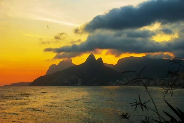 Rio de Janeiro, Brazilië: Ipanema Beach. Prachtig landschap met zee en strand bij zonsondergang. — Stockfoto
