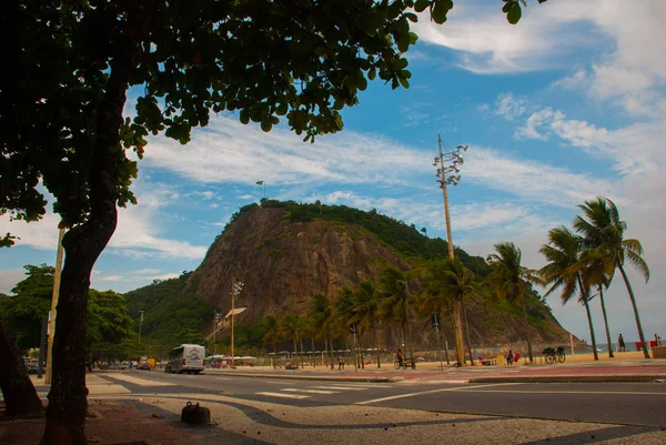 Rio de Janeiro, Lama beach, Brasil: Bela paisagem com montanha e praia. Bandeira do Brasil na montanha . — Fotografia de Stock