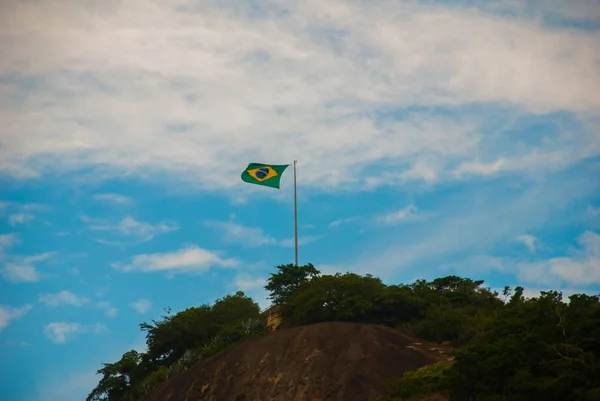 Rio de Janeiro, Lama beach, Brasil: Bela paisagem com montanha e praia. Bandeira do Brasil na montanha . — Fotografia de Stock