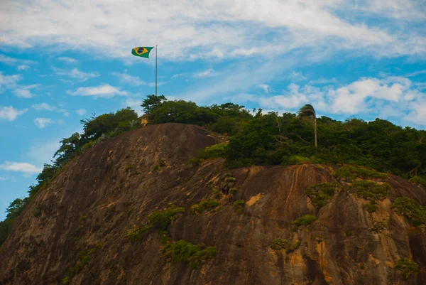 Rio de Janeiro, láma strand, Brazília: gyönyörű táj hegyi és tengerparti. Brazília zászlaja a hegyen. — Stock Fotó