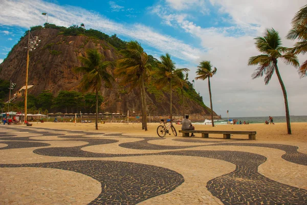 Rio de Janeiro, Lama beach, Brasil: Bela paisagem com montanha e praia. Bandeira do Brasil na montanha . — Fotografia de Stock