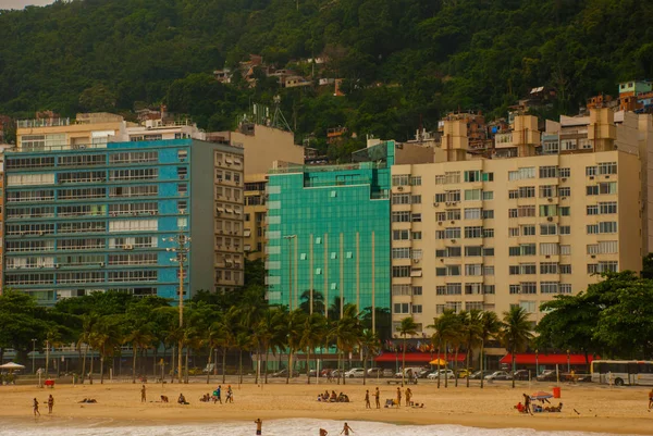 Rio de Janeiro, plage de Copacabana, Brésil : Beau paysage avec vue sur la mer et la plage. La plage la plus célèbre de Rio de Janeiro . — Photo