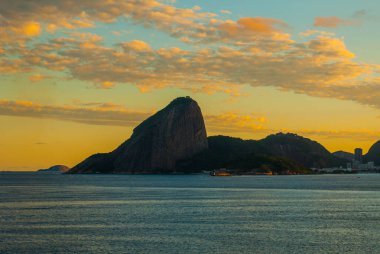 Sugarloaf Dağı' na doğru Santa Cruz da Barra Fort üzerinden görünümü, Niteroi, Rio de Janeiro, Brezilya