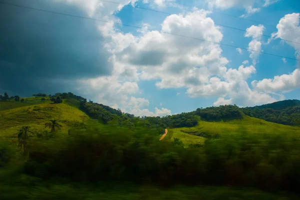 Beyaz bulutlar ve mavi gökyüzü ile alanlar ve tepelere bakan güzel manzara. Brezilya — Stok fotoğraf