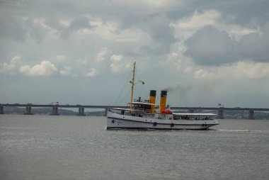 Deniz ve gemi manzaralı güzel manzara. Guanabara Körfezi'ndeki Rio Niteroi Köprüsü, Rio de Janeiro, Brezilya