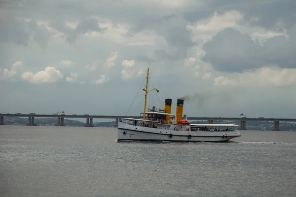 Hermoso paisaje con vistas al mar y al barco. Puente de Río Niteroi en la Bahía de Guanabara, Río de Janeiro, Brasil —  Fotos de Stock